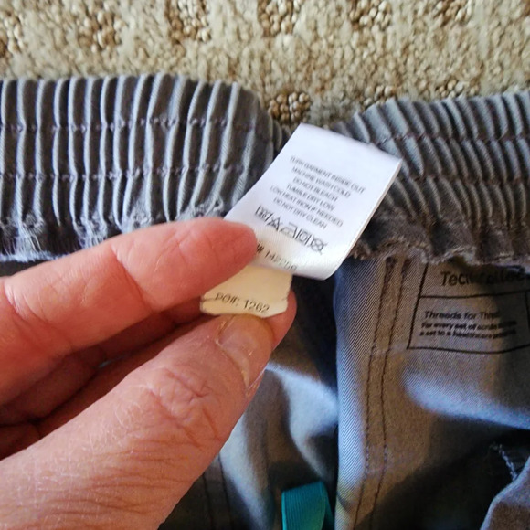 FIGS  Gray PO 1262 Scrub Pants Size Small - Picture 3 of 3